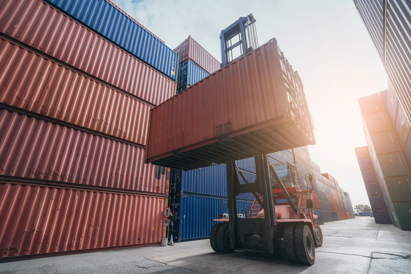 Forklift en puerto de carga