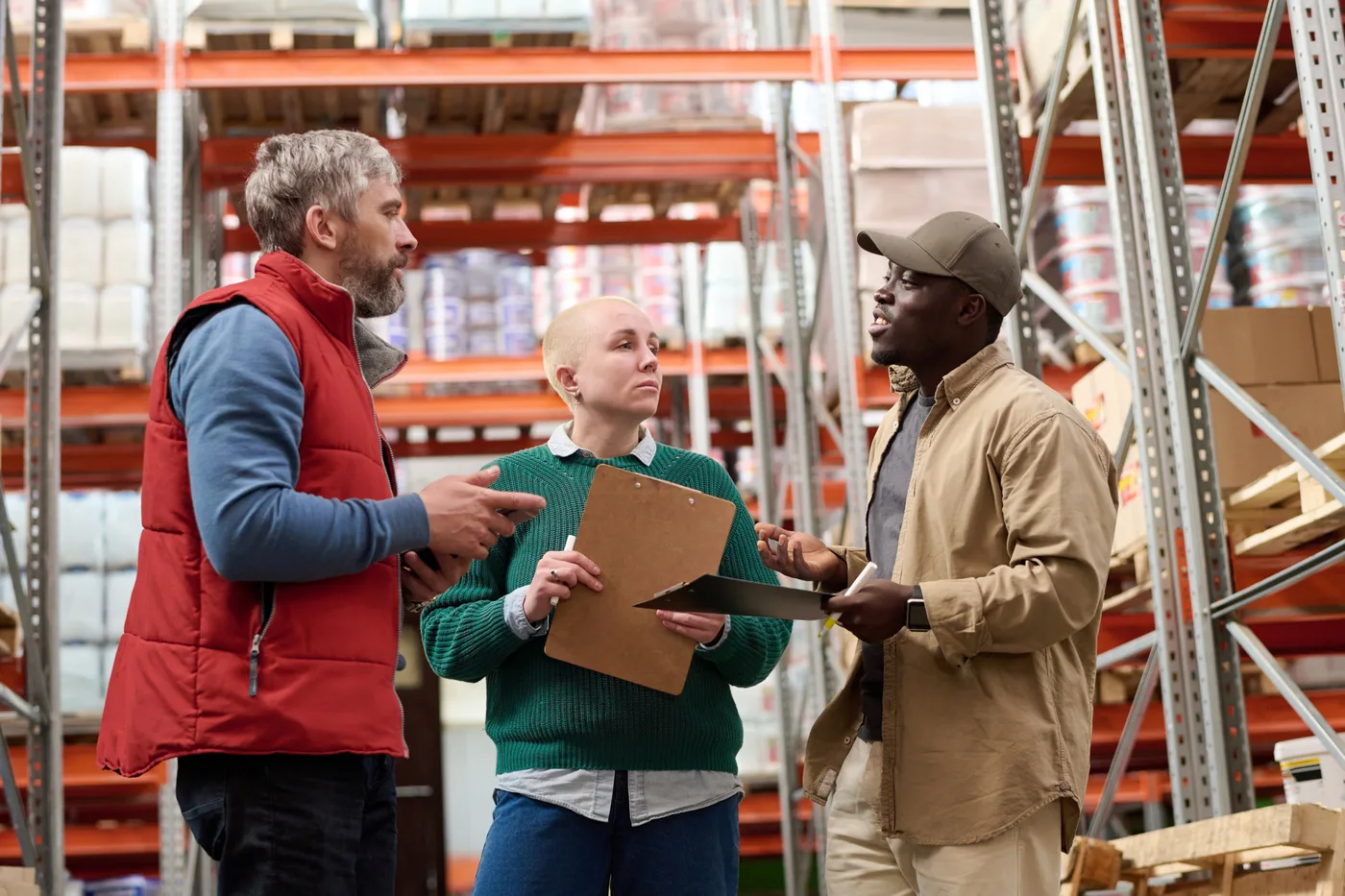 Trabajadores almacén logístico